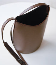 Load image into Gallery viewer, Aesther Ekme Sac Oval - Chocolate