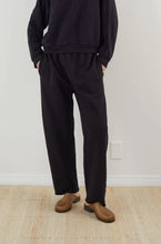 Load image into Gallery viewer, WOL HIDE Easy Sweatpant - Black
