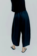 Load image into Gallery viewer, CORDERA Linen Curved Pants - Black
